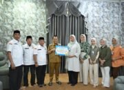 Bupati Rohil H. Bistamam Menerima Secara Simbolis Zakat Mal Keluarga Besar Awal Bross Bagan Batu