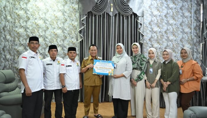 Bupati Rohil H. Bistamam Menerima Secara Simbolis Zakat Mal Keluarga Besar Awal Bross Bagan Batu