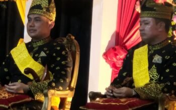 Wakil Bupati dan Kapolres Terima Gelar Kehormatan Adat dari LAM-Riau Pelalawan