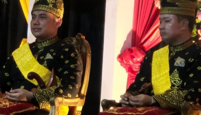 Wakil Bupati dan Kapolres Terima Gelar Kehormatan Adat dari LAM-Riau Pelalawan