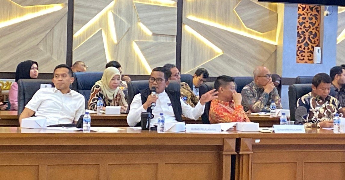 Bupati Pelalawan H Zukri menghadiri pertemuan bersama BAM DPR RI dalam penyelesaian persoalan masyarakat di TNTN