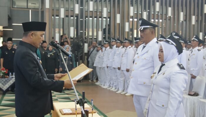 Bupati Inhil Didampingi Ketua Tp Pkk Kukuhkan Penambahan Masa Jabatan 193 Kepala Desa Dan Ketua Pkk Desa