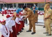 Wakil Bupati Siak Kembali Bagikan Seragam Sekolah Gratis, Perkuat Layanan Pendidikan