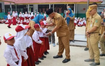 Wakil Bupati Siak Kembali Bagikan Seragam Sekolah Gratis, Perkuat Layanan Pendidikan