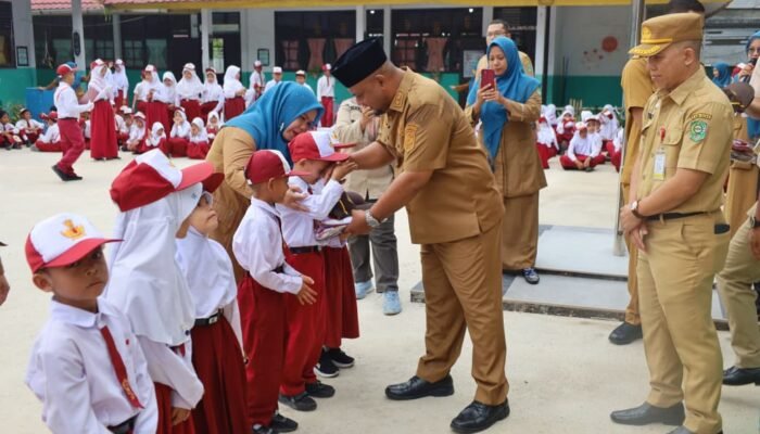 Wakil Bupati Siak Kembali Bagikan Seragam Sekolah Gratis, Perkuat Layanan Pendidikan