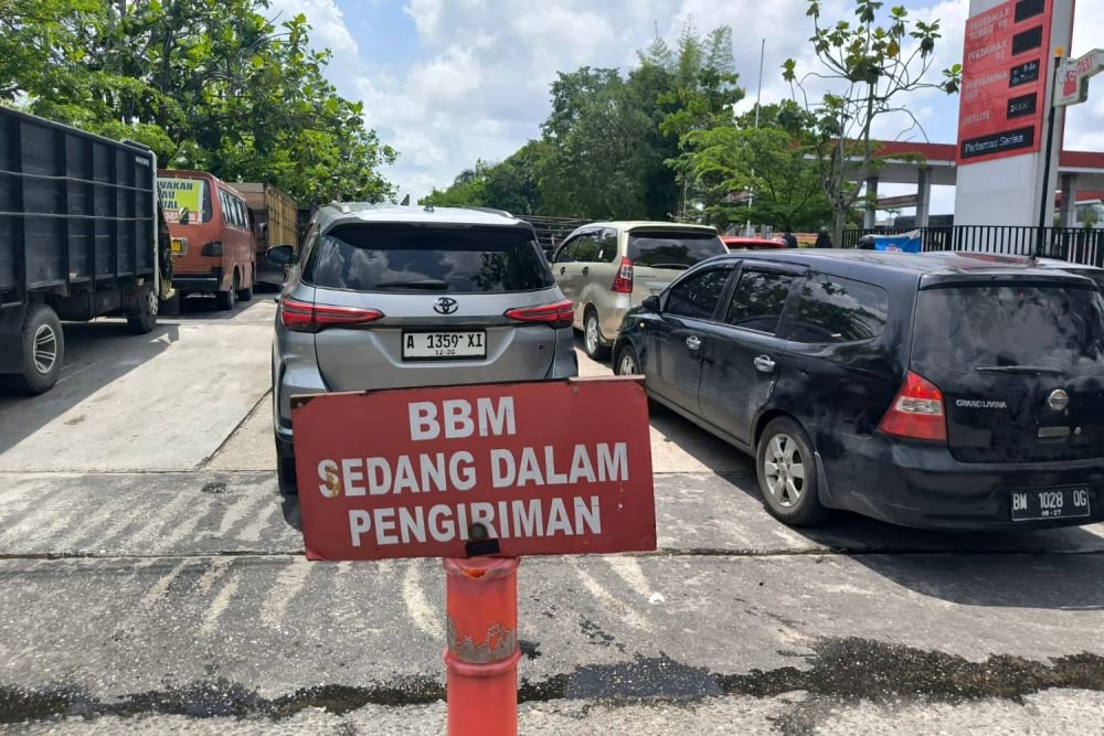 Antrean panjang puluhan kendaraan di SPBU Pekanbaru, Sabtu (2/5/2026). Foto: Heru Maindikali