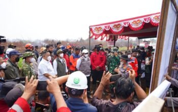 Plt Gubri SF Hariyanto dan Menhut Raja Juli Cek Pemadaman Gambut Kerumutan